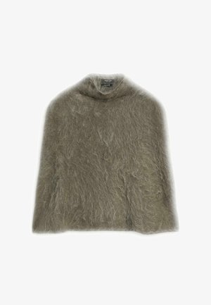 Cape en mohair gris avec un col haut et une texture douce et pelucheuse. Présente une silhouette ample et fluide sans fermetures visibles.