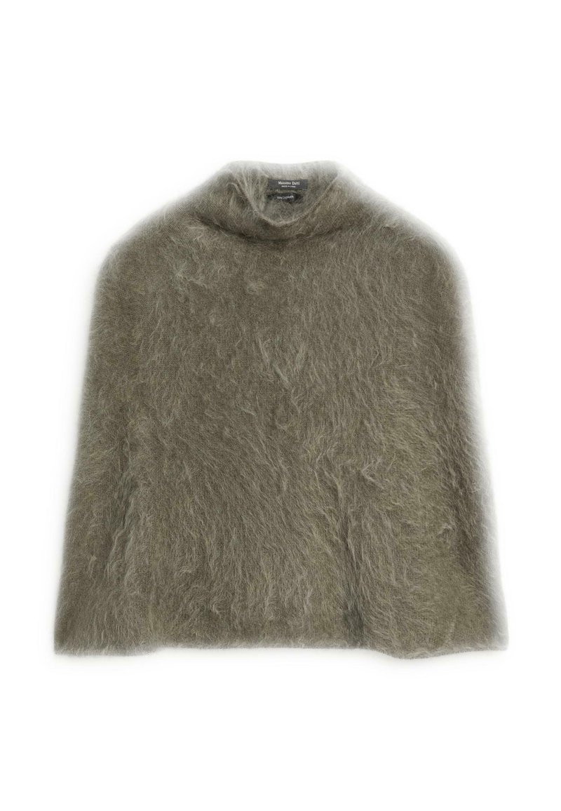 Cappa in mohair grigia con un colletto alto e una morbida texture pelosa. Presenta una silhouette ampia e fluida senza chiusure visibili.