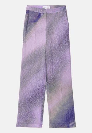 Pantalones de pierna ancha en tejido ligero, con un patrón degradado en tonos de púrpura y lavanda con una textura sutil. Cintura con botón.