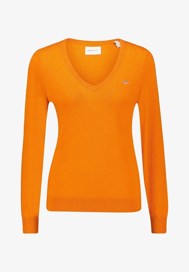 Oranžový svetr s výstřihem do V a dlouhými rukávy, vyrobený z měkkého materiálu. Má malé logo na hrudi a žebrované manžety a lem.