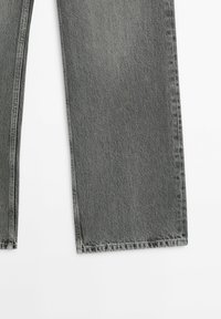 Jeans in denim grigio con vestibilità dritta, caratterizzati da una trama leggermente sbiadita e orli cuciti. Nessun abbellimento o accessorio visibile.