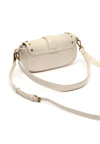 Borsa a tracolla bianca in pelle con forma arrotondata, chiusura a scatto, rivetti decorativi e tracolla regolabile. Texture liscia e design minimale.