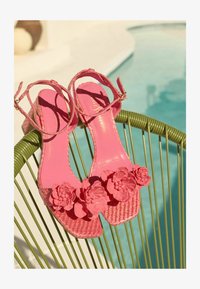 Selected, pink