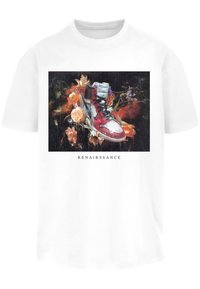 Tricou alb cu mânecă scurtă, având un grafic cu un sneaker roșu învălit de flori, cu textul "RENAIRSSANCE" dedesubt.