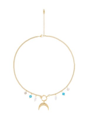 Collar de cadena de oro con colgante de luna creciente y pequeños abalorios azules, blancos y transparentes distribuidos uniformemente a lo largo de la cadena.