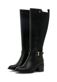 Botas negras de piel sintética hasta la rodilla con una banda texturizada y un acento de hebilla dorada; diseño de tacón cuadrado y punta redonda.