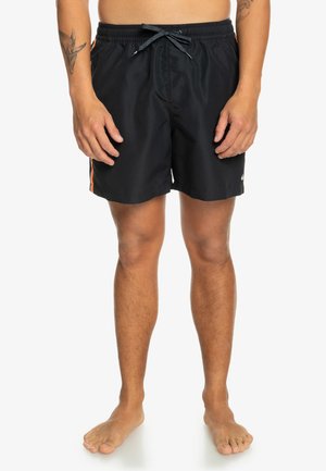 Shorts de bain noirs avec une taille élastique, des rayures latérales orange contrastantes et un cordon de serrage. Matériau léger, longueur au-dessus du genou.