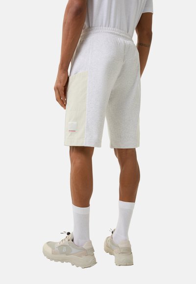 Grijze shorts van een gesttructureerde stof, met een contrasterende beige zijkant en een klein logo-patch. Elastische tailleband en een ontspannen pasvorm.