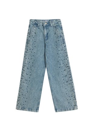 Jean large en denim bleu clair avec des embellissements argentés et noirs dispersés le long des coutures extérieures. Design classique à cinq poches.