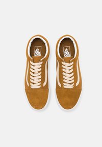 Baskets en daim marron avec lacets crème, semelles en caoutchouc blanc, et détail de bande latérale. Dotées d'un col rembourré et d'un logo sur la languette.