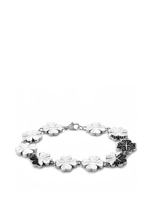 Hopeinen rannekoru, jossa on liitettyjä nelilehtisen apilan riipuksia, osa kiillotettuja ja osa mustilla kaiverretuilla yksityiskohdilla, näkyvissä oleva lukko.