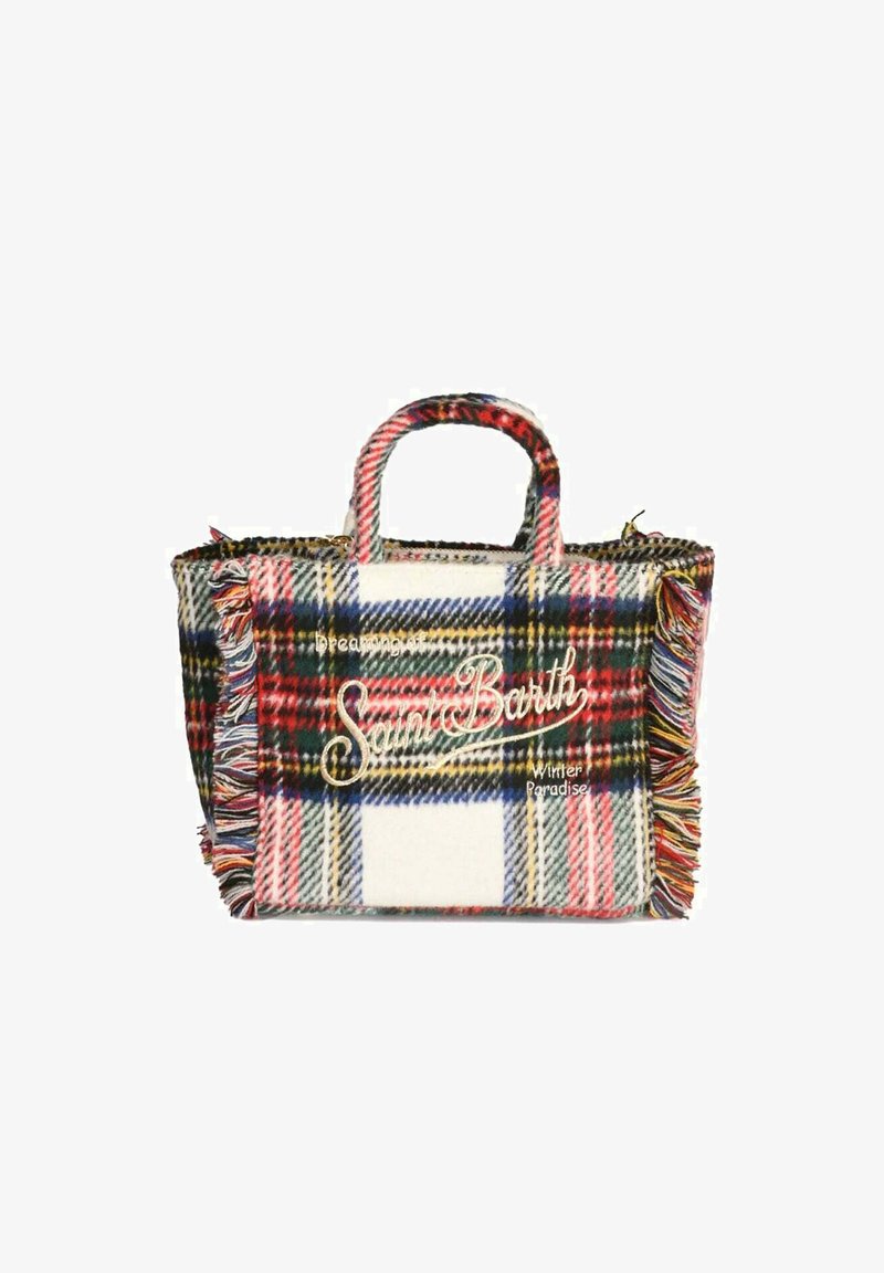 Sac à main en tissu à motifs écossais avec des accents à franges. Présente des motifs carrés rouges, verts et bleus, des poignées et le texte du logo "Saint Barth" en blanc.