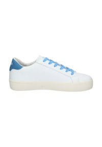 Sneaker bianca con accenti blu, chiusura con lacci, upper in pelle liscia, design a punta rotonda e suola in gomma. Aspetto minimalista e linee pulite.