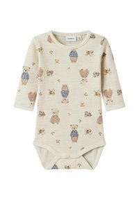 Gräddfärgad långärmad babybodysuit med teddy-björnar, leksaksbilar och små bladmönster i mjuka bruna och blå toner.