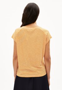 T-shirt rayé en orange et blanc avec des manches courtes, un col rond et une coupe décontractée. Tissu doux avec un dos uni.
