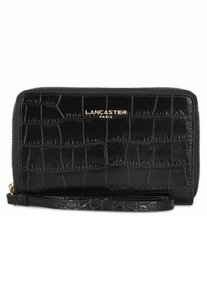 Portefeuille en cuir noir avec un embossage crocodile, arborant un logo doré, une fermeture éclair et une sangle détachable. Design texturé et élégant.