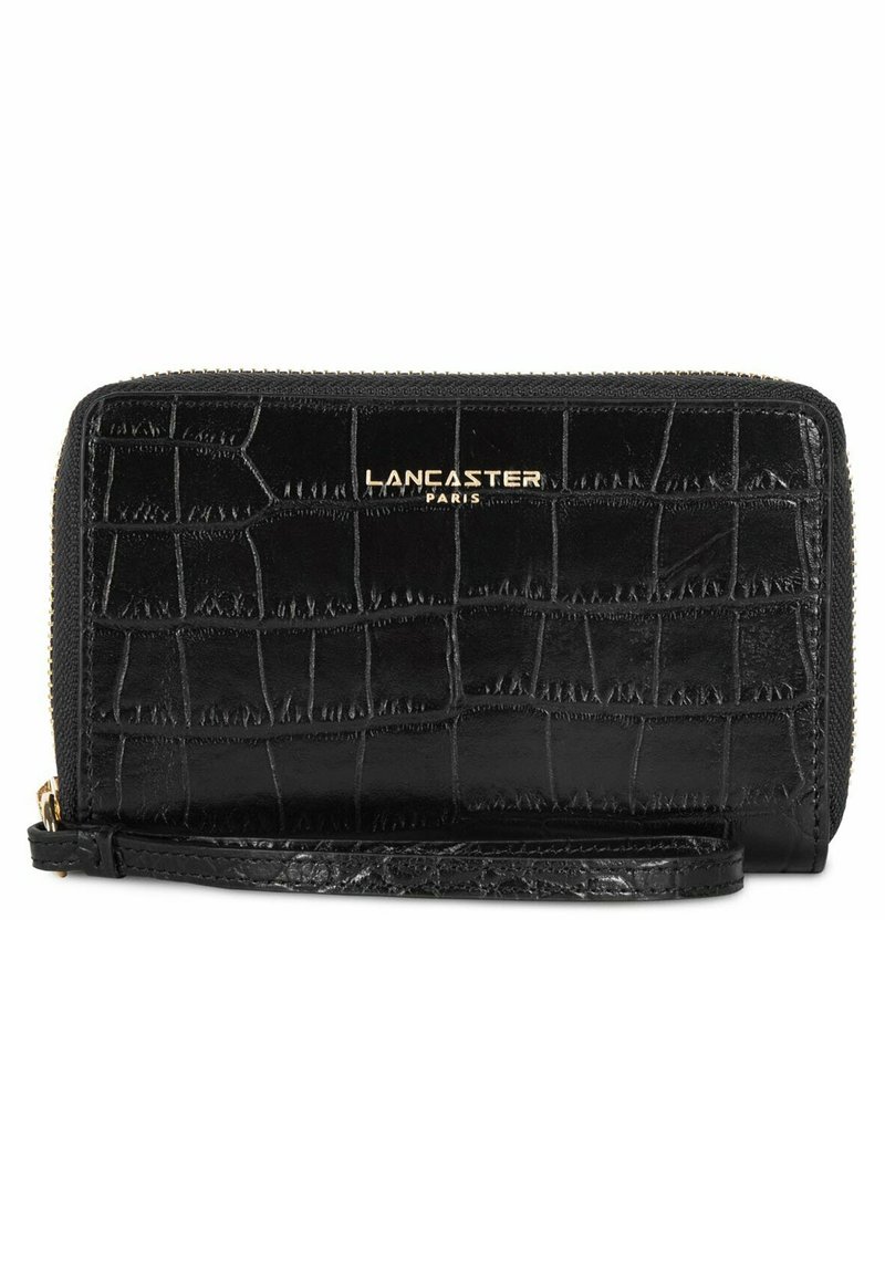 Portefeuille en cuir noir avec un embossage crocodile, arborant un logo doré, une fermeture éclair et une sangle détachable. Design texturé et élégant.