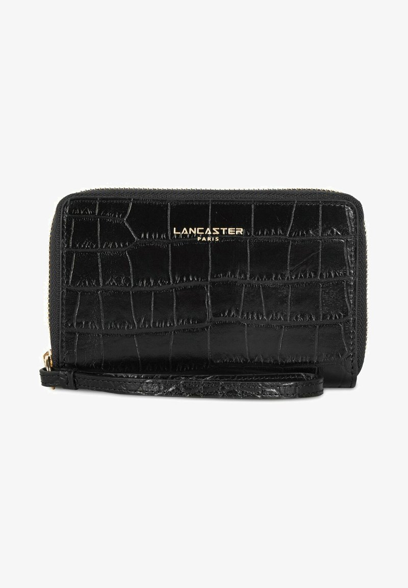 Portefeuille en cuir noir avec un embossage crocodile, arborant un logo doré, une fermeture éclair et une sangle détachable. Design texturé et élégant.