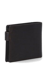 Bruine leren portemonnee met een gladde textuur, bi-fold ontwerp, zichtbare stiksels en een drukknopsluiting aan de zijkant. Compacte rechthoekige vorm.