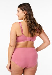 Roze bikini set bestaande uit een beha met verstelbare bandjes en een haaksluiting, gecombineerd met hoog opgesneden broekjes, een gladde textuur en een minimalistisch ontwerp.