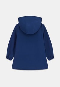 Marineblauwe jas met een capuchon, lange mouwen, elastische manchetten en een gladde, matte textuur. Eenvoudig ontwerp zonder zichtbare sluitingen of patronen.