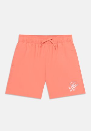 Pantaloni scurți de baie de culoare coral, cu talie elastică și șnur, având inițialele „FH” brodate în alb pe piciorul stâng.
