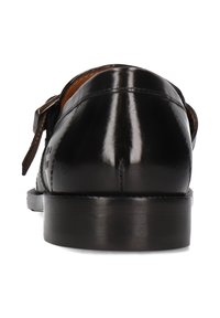 Zapato de vestir de cuero negro con un acabado brillante, que presenta una forma de punta redonda, una suela lisa y un acento de correa en la parte superior.