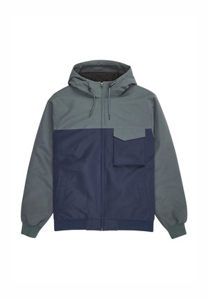 Giacca con cappuccio in blu navy scuro e grigio chiaro, dotata di zip frontale e tasche laterali, con una tasca sul petto e polsini a coste. Tessuto liscio e durevole.