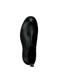 Bota de tobillo de piel negra con textura suave, paneles laterales elásticos, puntera redondeada y una pestaña en la parte posterior para facilitar el uso.