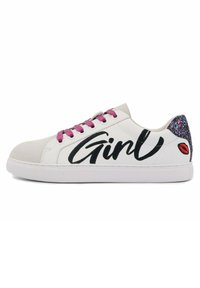 Sneakers blanches en cuir avec des lacets roses, texte "Girl" en noir, et un accent étincelant au talon avec un détail de lèvres rouges.
