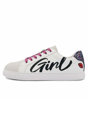 Sneakers blanches en cuir avec des lacets roses, texte "Girl" en noir, et un accent étincelant au talon avec un détail de lèvres rouges.