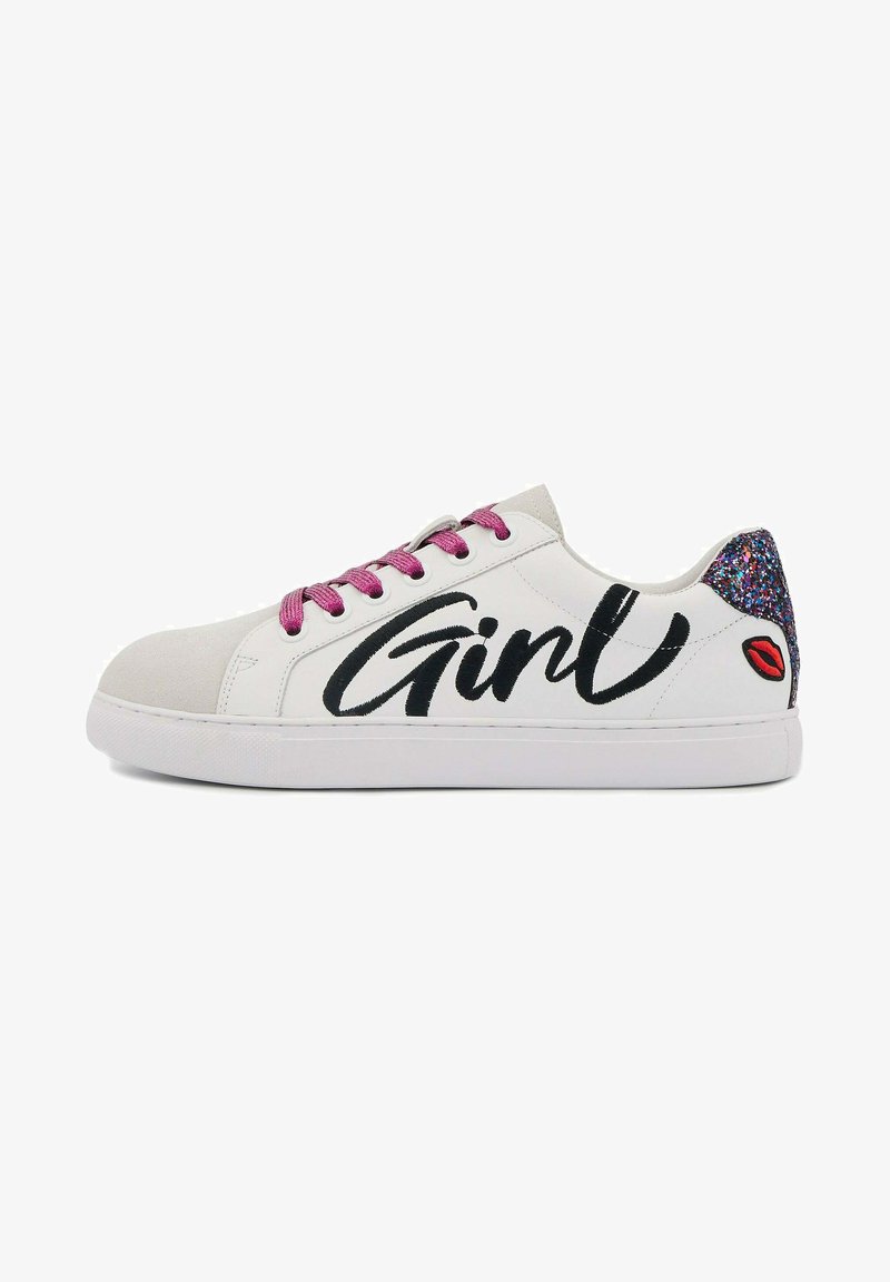 Sneakers blanches en cuir avec des lacets roses, texte "Girl" en noir, et un accent étincelant au talon avec un détail de lèvres rouges.