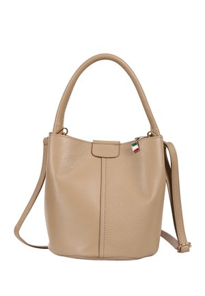 Beige Ledertasche in Eimerform mit abgerundetem Griff, verstellbarem Schulterriemen und kleinem italienischen Flaggenanhänger am Reißverschluss.