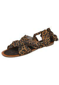 Sandalia plana con estampado de leopardo y acentos de lazo de tela, diseño de punta abierta y suela marrón. La tela texturizada ofrece una sensación suave.