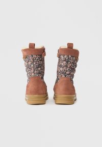 Um par de botas de inverno acolchoadas rosa e florais, até à metade da altura da panturrilha, com tacões de camurça bege, solas de borracha e forro de fleece, vistas de trás.