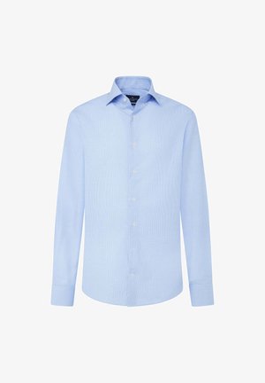 Camisa de manga larga azul claro con cuello abotonado, textura de tejido liso y corte recto. Presenta botones en el frente y detalle en los puños.