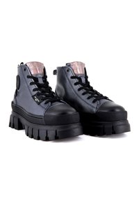 Botas de tobillo negras de cuero con suelas gruesas, acentos texturizados, punta redonda y cordones negros. Presenta un logo metálico en la lengüeta acolchada.