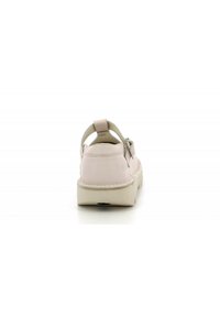 Sandal de cuero rosa claro con la parte trasera abierta, detalles de costura y suela beige. Presenta un pequeño tacón y correa ajustable para un mejor ajuste.