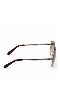 Occhiali da sole con lenti a gradiente marrone, montatura in metallo e braccia a motivo tartaruga. Include cuscinetti nasali trasparenti per maggiore comfort.