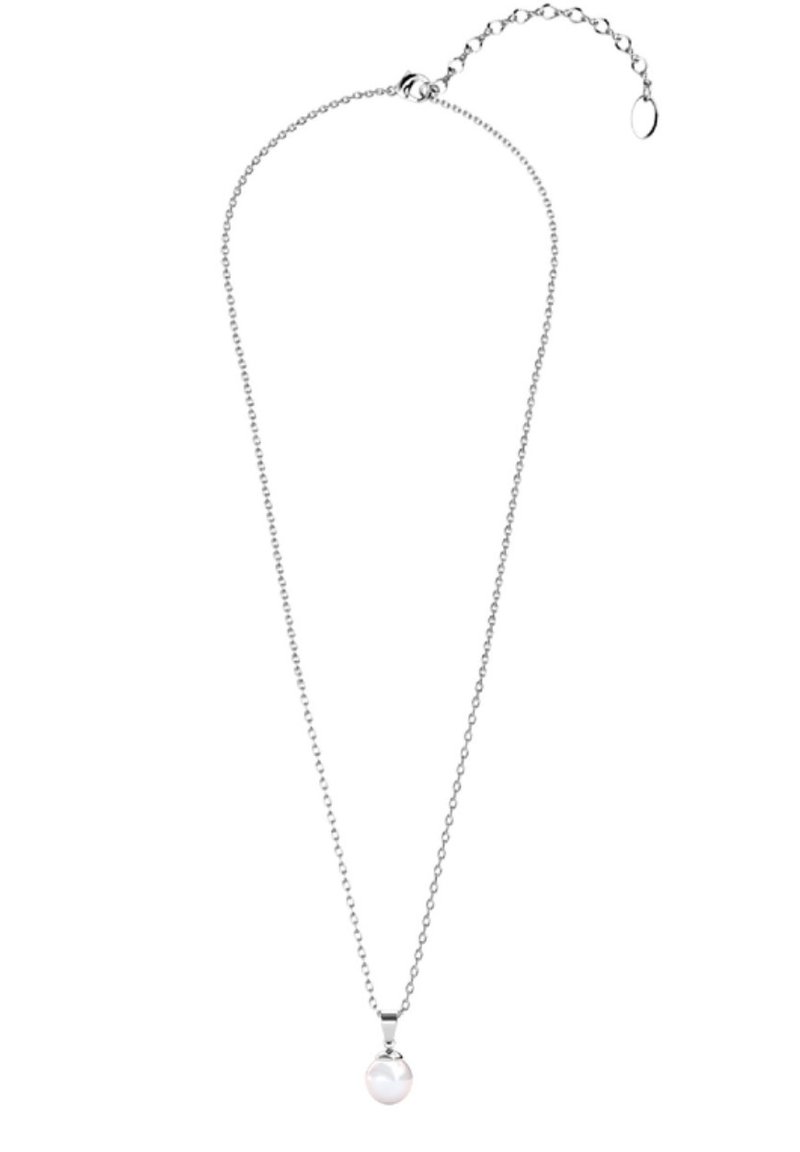 Collana in argento con pendente a perla rotonda. La catena presenta un design a maglie fini con chiusura regolabile.