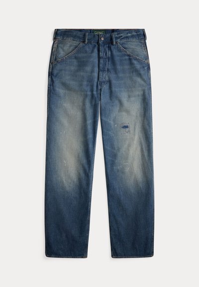 Μπλε τζιν παντελόνια με χαλαρή εφαρμογή, με ξεθωριασμένες περιοχές, ένα αυτοκόλλητο στο αριστερό μηρό και ορατές ραφές.