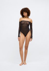 Svart mesh bodysuit med off-the-shoulder design, lange ermer og høyt utskårne bein, med en gjennomsiktig tekstur og figursydd silhuett.