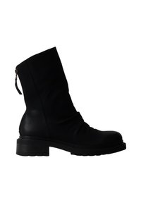 Botte noire mi-mollet avec talon bas et épais, bout rond, légères rides sur la tige et fermeture éclair arrière avec languette sur fond blanc uni.