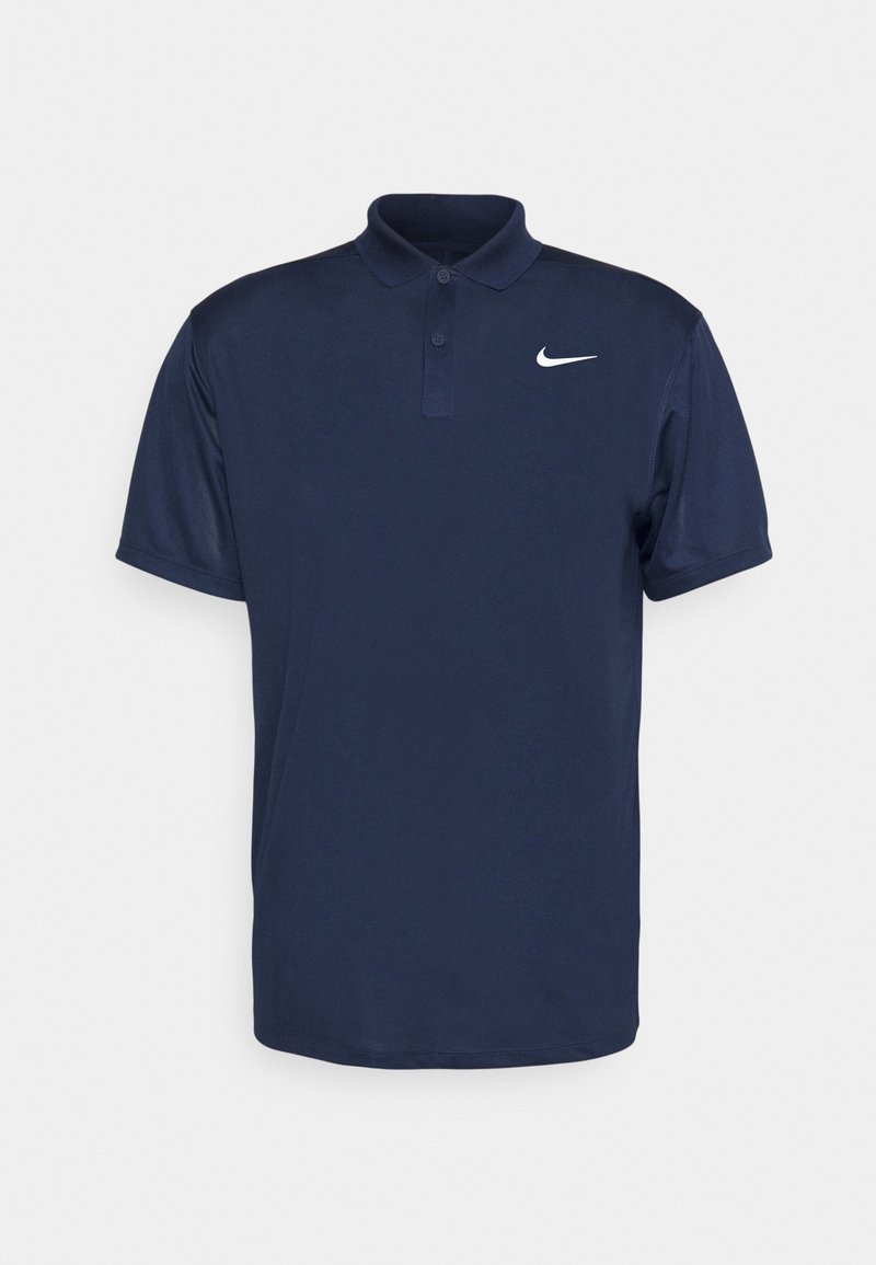 Námorně modrá polo košile vyrobená z hladké látky, s třemi knoflíky na průkrčníku a bílým logem Nike na levé hrudi. Krátké rukávy.