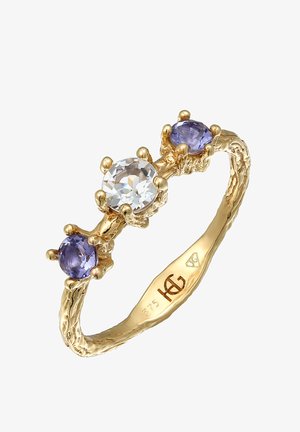 Guld ring med en struktureret bande, der har en central rund klar sten flankeret af to ovale lilla sten, alle sat i klørlignende kraver.