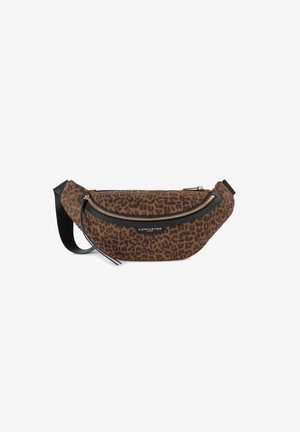 Marsupio con stampa leopardata realizzato in tessuto testurizzato, con chiusura a zip nera liscia. Presenta una tracolla regolabile e hardware in tonalità oro.