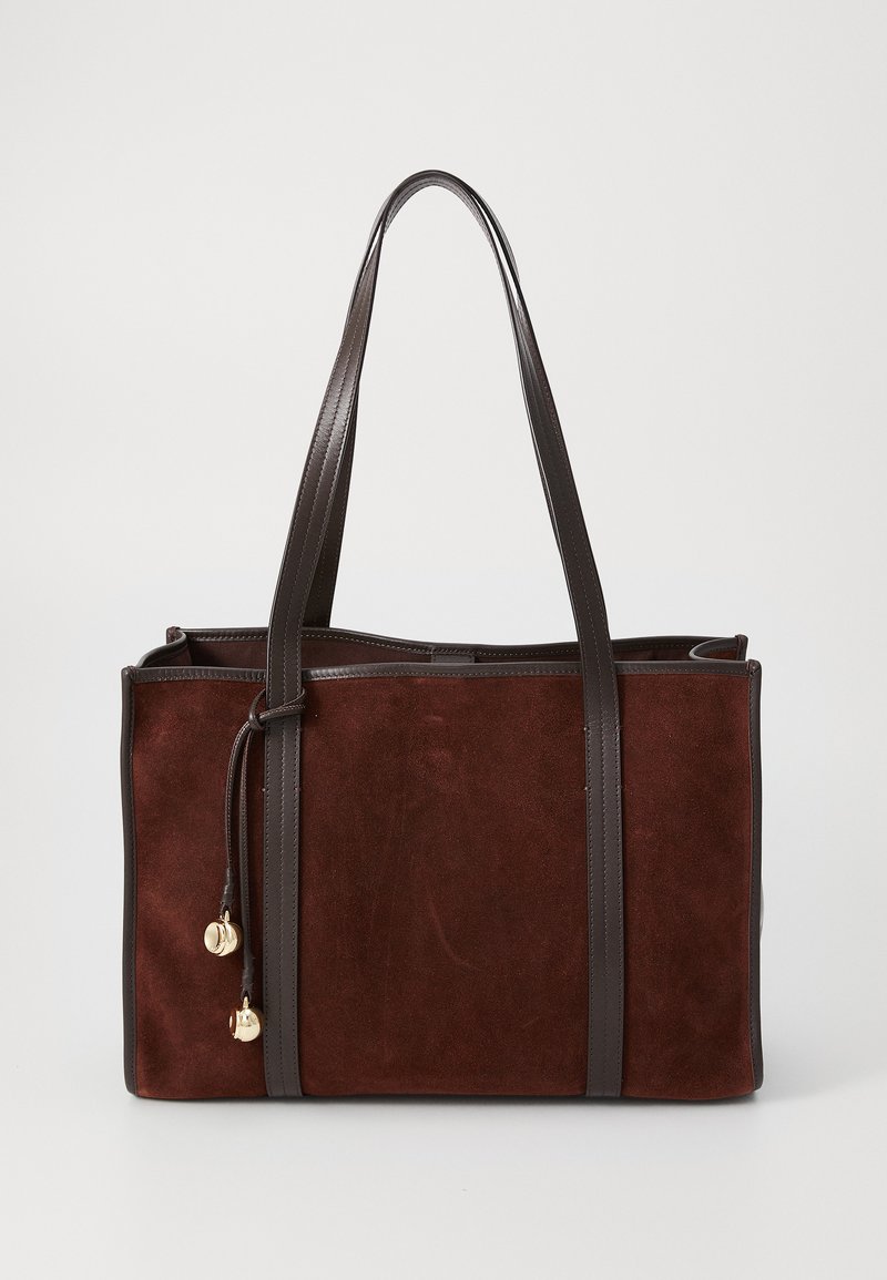 Sac fourre-tout en suède marron avec des poignées en cuir marron foncé, de forme rectangulaire et fermeture à cordon. Accents dorés.