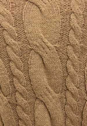 Tissu beige tricoté avec des motifs de câbles tressés alternant larges et étroits sur un fond texturé.