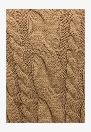 Tissu beige tricoté avec des motifs de câbles tressés alternant larges et étroits sur un fond texturé.