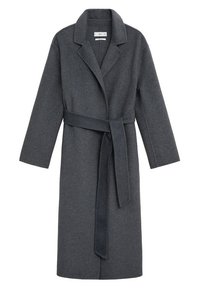 Manteau long en laine gris foncé avec de larges revers et une ceinture assortie nouée à la taille, présentant des manches longues et une silhouette droite.
